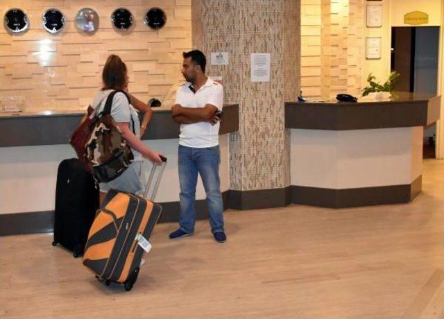 Katar Emiri Thani Davayı Kazandı, Turist Bulunan Otelini Tahliye Ettirdi (2)