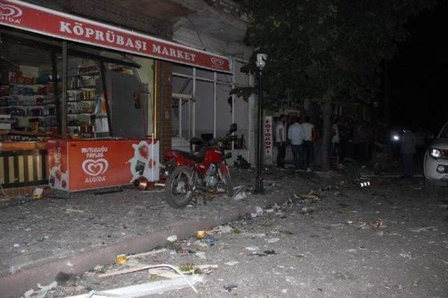 T&uuml;p Patladı, 2 Katlı Bina Yıkıldı 1