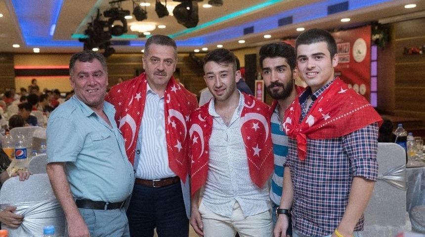 Gaziosmanpaşa Belediyesi&rsquo;nden Askere Gidecek Gen&ccedil;lere &rsquo;kınalı&rsquo; Uğurlama