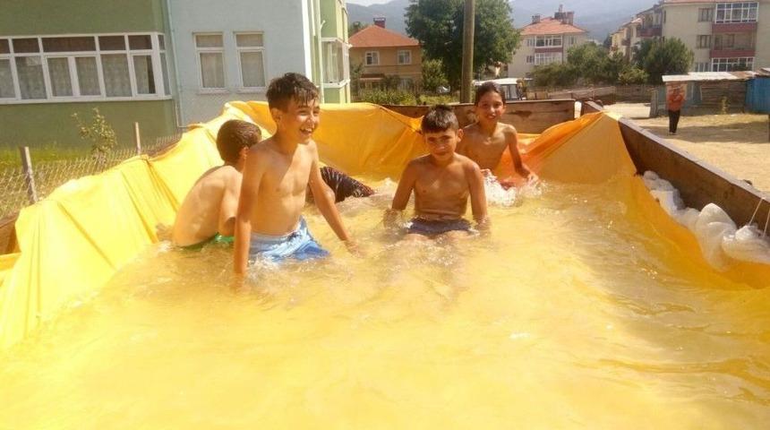 (&ouml;zel Haber) Denize Gidemeyen &Ccedil;ocuklar, Trakt&ouml;r R&ouml;morkunda Serinliyor