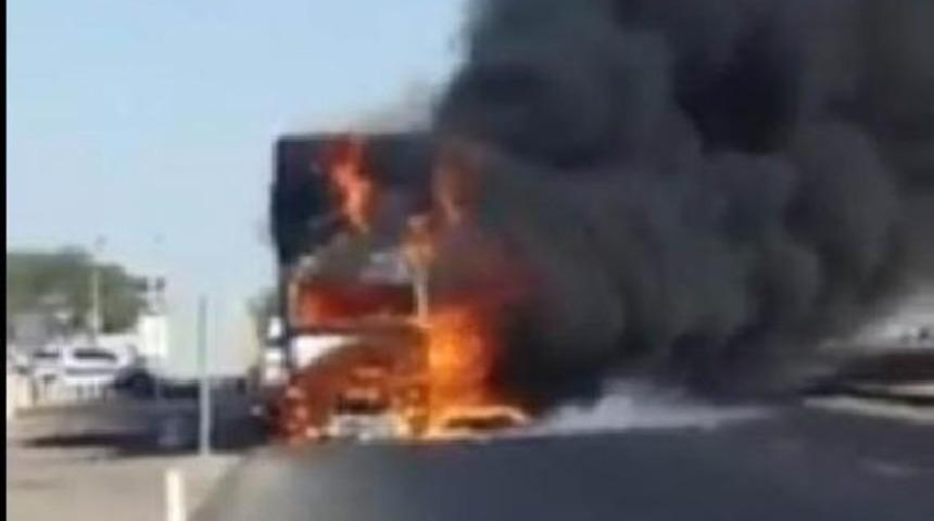 Siverek’Te Saman Yüklü Kamyon Alev Alev Yandı