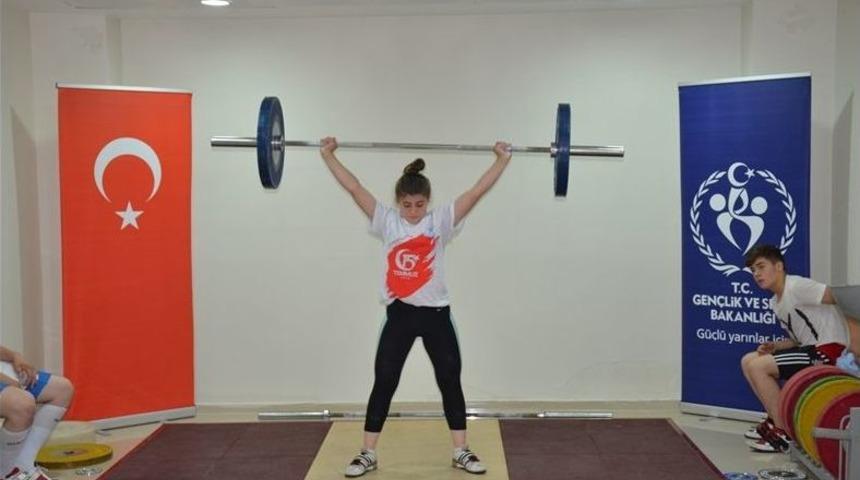 Bilecikli Halterci T&uuml;rkiye Olimpiyat Hazırlık Merkezine Davet Edildi