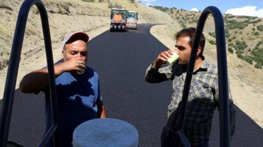 37 Derecede K&ouml;y Yollarına Sıcak Asfalt D&ouml;k&uuml;yorlar