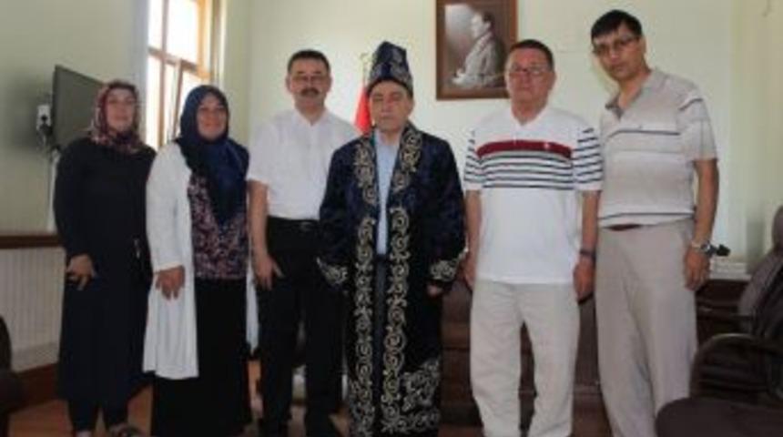 Kazak T&uuml;rkleri Kaymakama &ldquo;&ccedil;apan&rdquo; Giydirdi