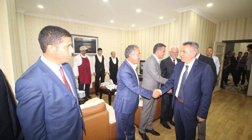 Vali Elban Belediye Ve Belde Başkanlarıyla Bir Araya Geldi