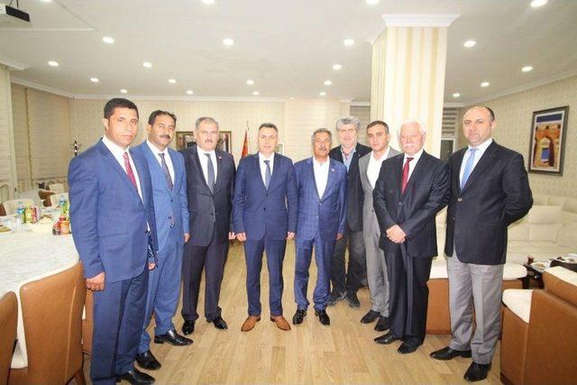 Vali Elban Belediye Ve Belde Başkanlarıyla Bir Araya Geldi