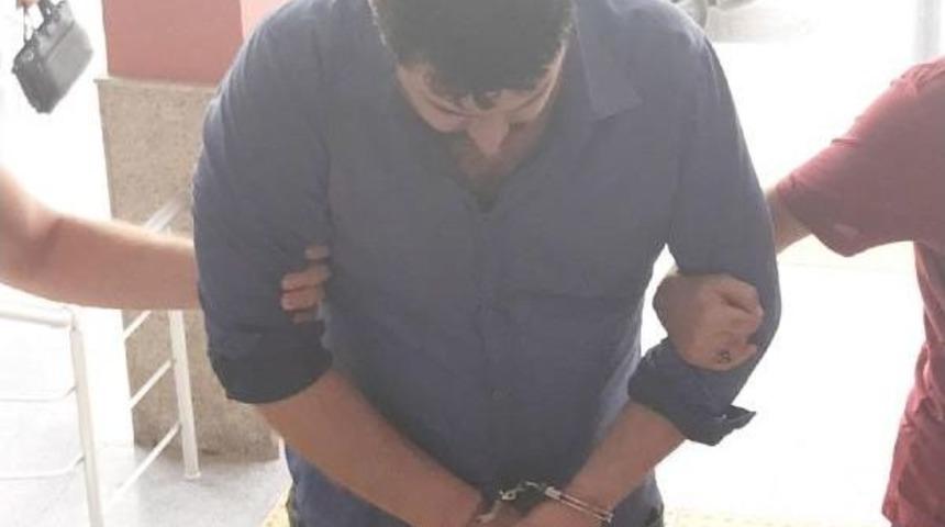 Etek Altından G&ouml;r&uuml;nt&uuml; &Ccedil;eken Kişiye G&ouml;zaltı