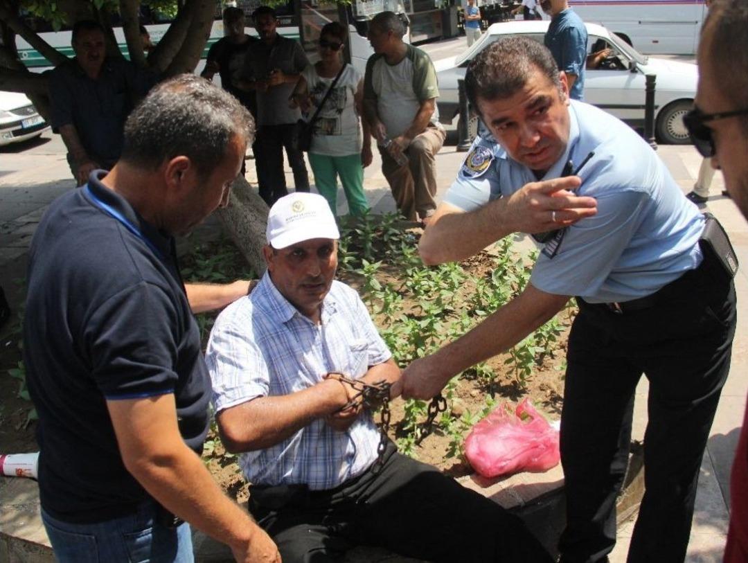Kendini Zincirledi "kılı&ccedil;daroğlu Gibi Kofti Adalet İstemiyorum" Dedi