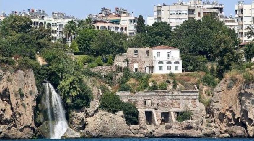 Falezlere G&ouml;lge D&uuml;ş&uuml;ren Yıkıntılar