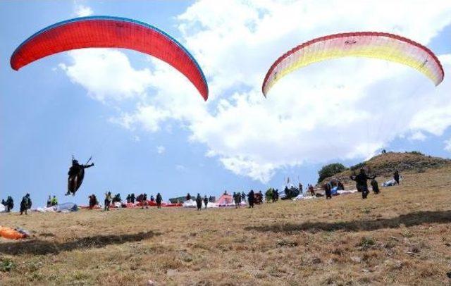 Uluslararası Alidağı Yamaç Paraşütü Şampiyonasında Türkiye-İran Çekişmesi