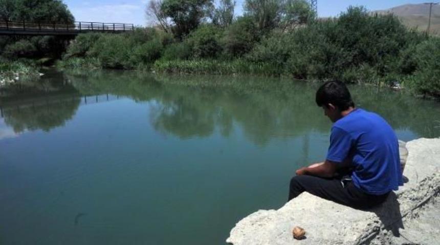 Sazan Avlayıp Okul Har&ccedil;lığı Biriktiriyorlar