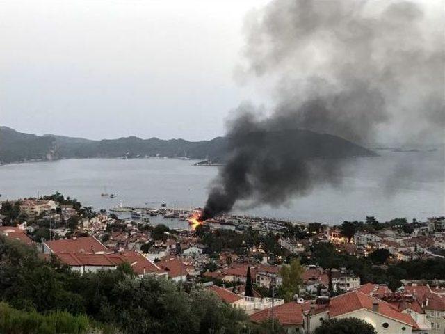 Limanda Demirli Lüks Tekne Yanarak Kül Oldu