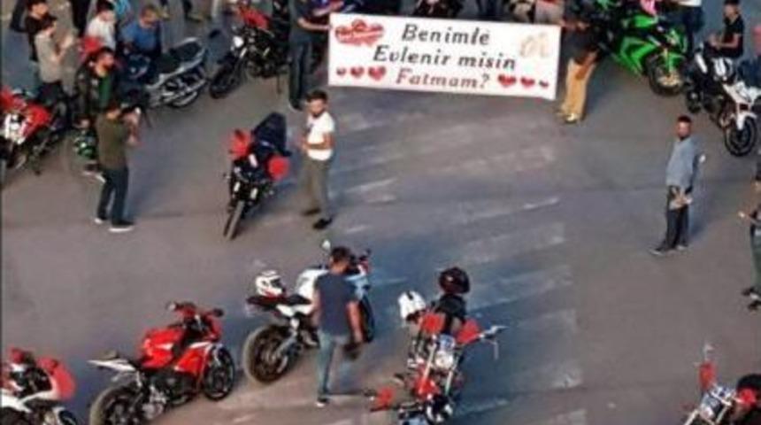 Motosiklet&ccedil;i, Motorcu Arkadaşlarının Şahitliğinde Sevgilisine Evlenme Teklif Etti