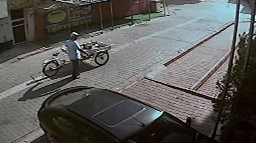 Başına Kova Ge&ccedil;iren Bisiklet Hırsızı Bu Kez Jant &Ccedil;aldı