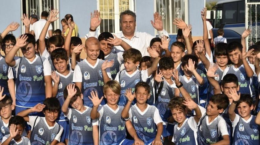 Yunusemre Belediyespor Sahaya İndi