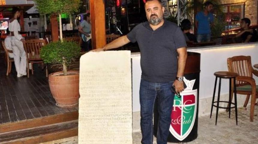 İmparatorun 1750 Yıllık Mektubunun Kopyasını, Bulunduğu Kafede Sergiliyor