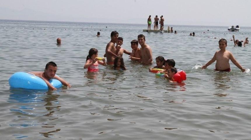 Gaziemirli Çocuklar Denizin Keyfini Çıkardı