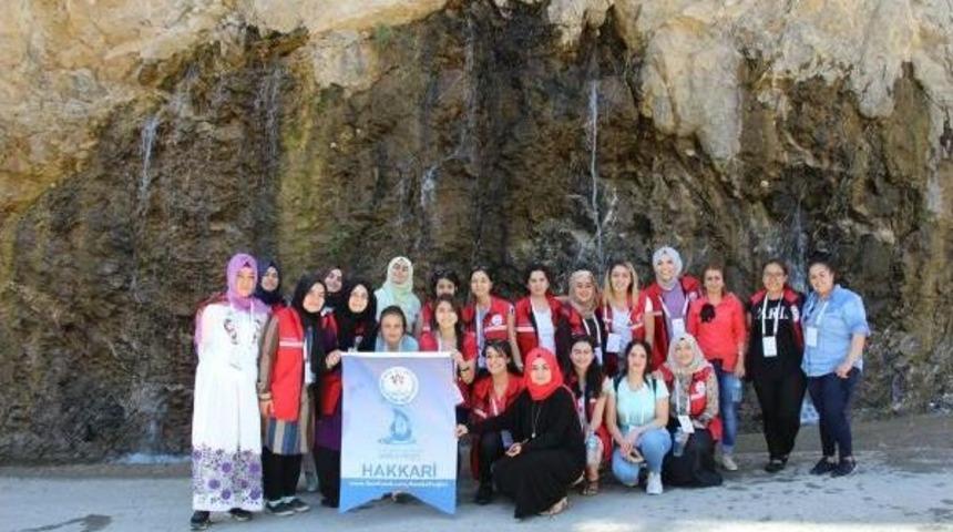 T&uuml;rkiye'nin Batısında Yaşayan 20 &Uuml;niversiteli Gen&ccedil;, Hakkari Ve Il&ccedil;elerini Gezdi