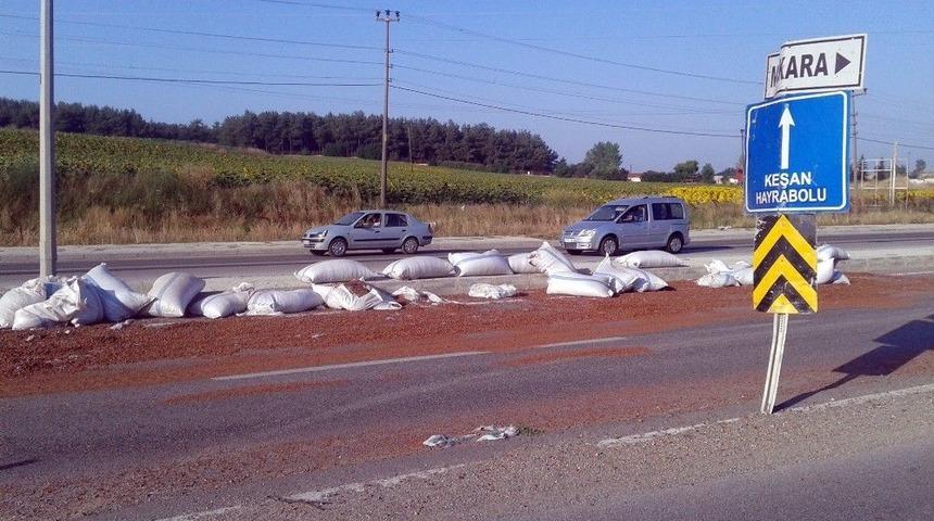 Yola Düşen Çuvallar Kazaya Davetiye Çıkardı