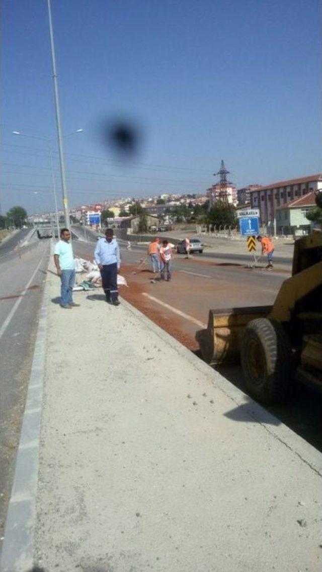 Yola Düşen Çuvallar Kazaya Davetiye Çıkardı