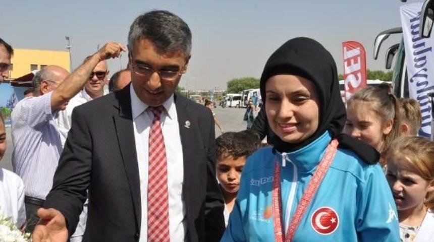 İşitme Engelli Olimpiyat Şampiyonu Gamze'ye &Ccedil;i&ccedil;ekli Karşılama