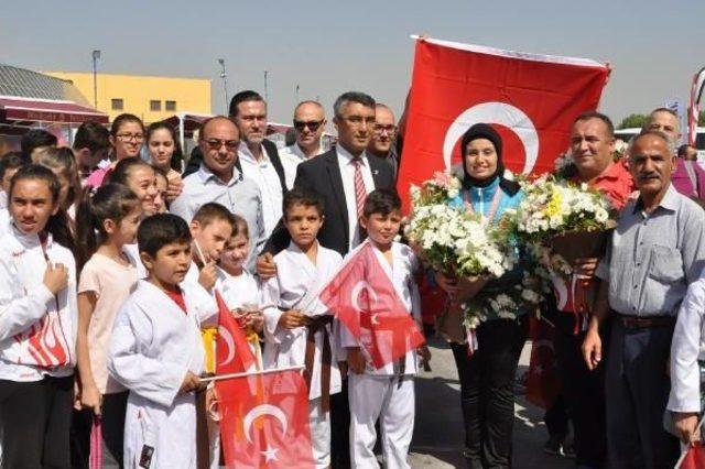 İşitme Engelli Olimpiyat Şampiyonu Gamze'ye Çiçekli Karşılama