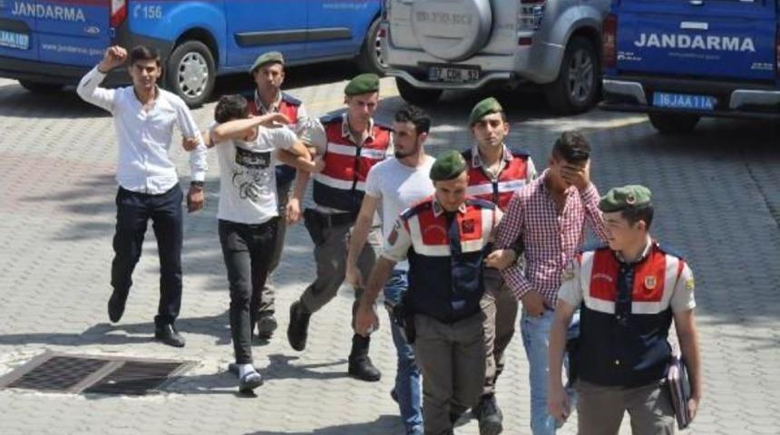 Maskeli Hırsızlar Alarm &Ccedil;alınca B&ouml;yle Ka&ccedil;tı