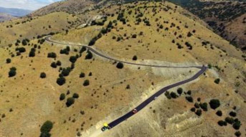 37 Derecede K&ouml;y Yollarına Sıcak Asfalt D&ouml;k&uuml;yorlar