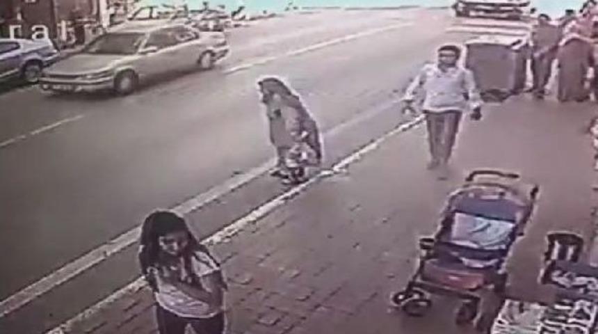 Otomobilin Yaşlı Kadına &Ccedil;arpma Anı Kamerada