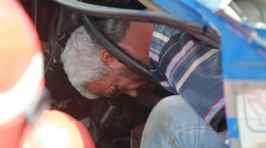 Kazada &Ouml;l&uuml;mden D&ouml;nd&uuml;, Kurtarma Ekiplerine Ayakkabılarını Sordu