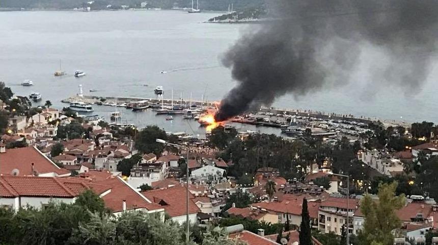 1.5 Milyon Değerindeki L&uuml;ks Tekne Alev Alev Yanarak Battı