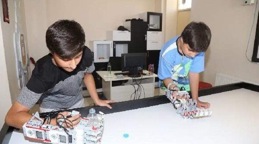 14 Yaşındaki Atilla Haşhaş Engelliler I&ccedil;in Mekanik Kol Geliştirdi