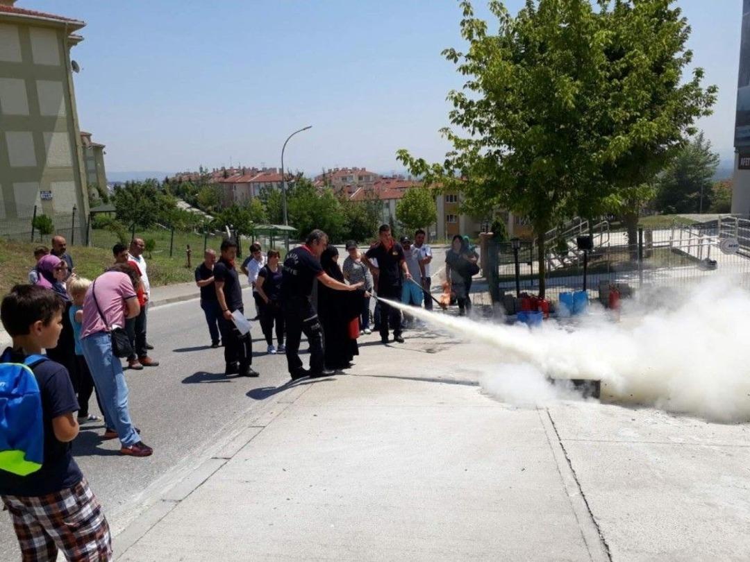 Afad G&ouml;n&uuml;ll&uuml;leri Yangına Karşı M&uuml;dahale Eğitimleri Alıyor