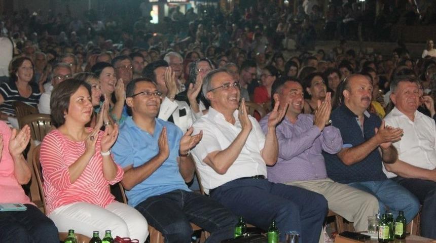 Alaşehir Belediyesi Tsm Korosu B&uuml;y&uuml;ledi