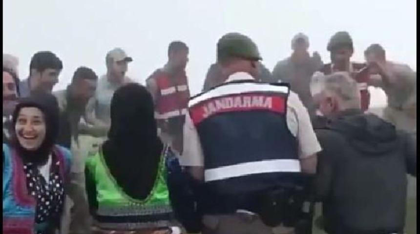 Jandarma, Yaylada Bulunanlarla Horon Tepmesi Sosyal Medyada G&ouml;zde