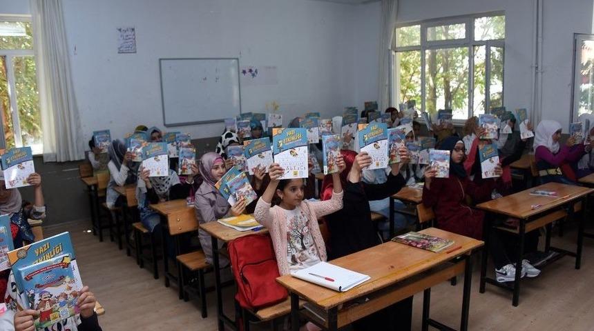 B&uuml;y&uuml;kşehir Suriyeli &Ouml;ğrencilere &Uuml;&ccedil; Bin Kitap Hediye Etti