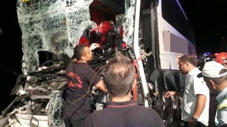Yolcu Otob&uuml;s&uuml;, Tır'a &Ccedil;arptı: 1 &Ouml;l&uuml;, 25 Yaralı