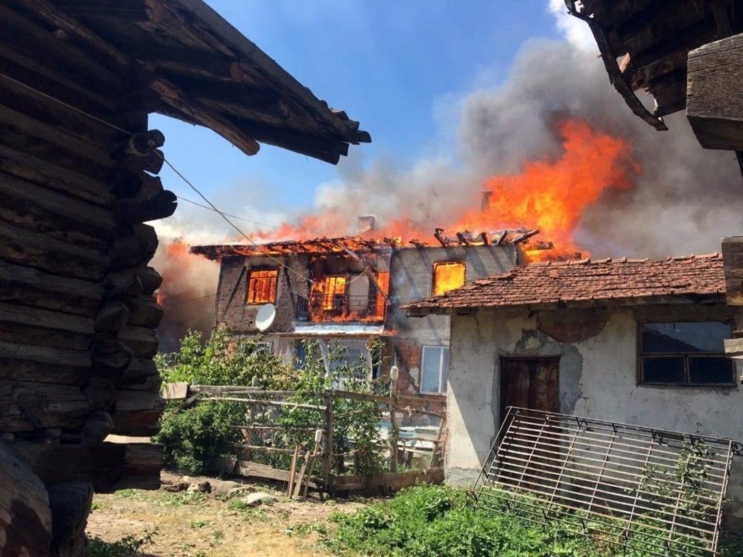 Bir Evde &Ccedil;ıkan Yangın 30 Haneyi Yok Etti