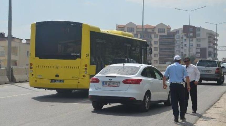 Otobüs Beklerken Otomobil Çarpan Kadın Öldü