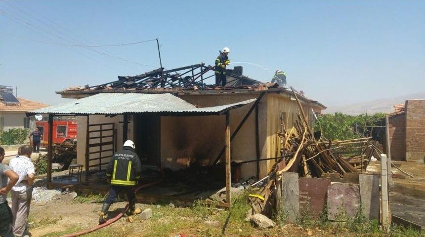 Yeşilyurt&rsquo;ta Ev Yangınında Maddi Hasar Meydana Geldi