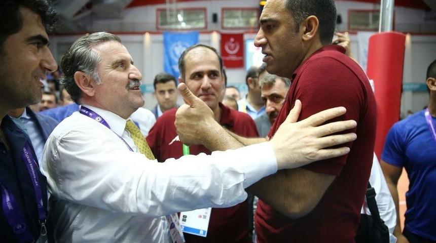 Sahadan &Ccedil;ekilen İranlı Voleybolcuları Bakan Osman Aşkın Bak İkna Etti