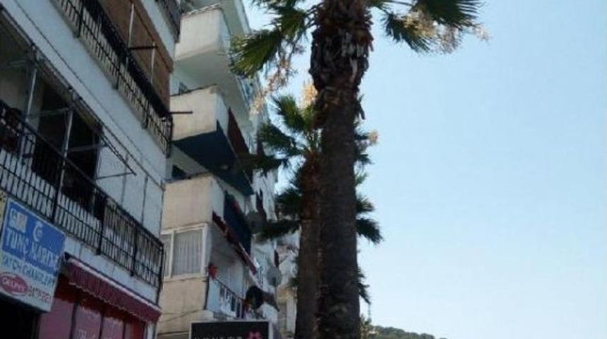 5'inci Kat Balkonundan Otomobil &Uuml;zerine D&uuml;şen Kadın &Ouml;ld&uuml;