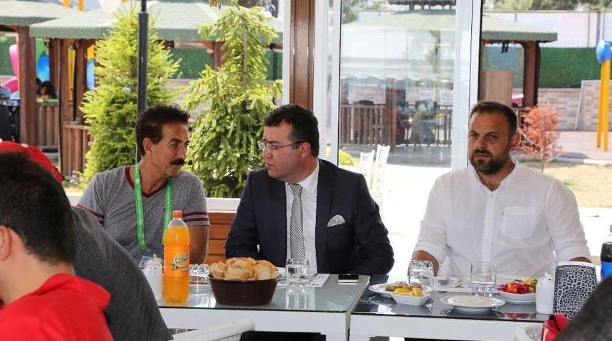 Başkan Taş&ccedil;ı&rsquo;dan Milli Takıma Moral Yemeği