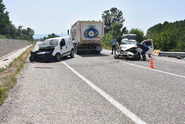 Sinop’ta 2 Otomobil Çarpıştı: 3 Yaralı