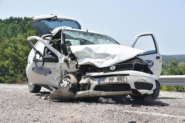 Sinop’ta 2 Otomobil Çarpıştı: 3 Yaralı