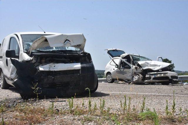 Sinop’ta 2 Otomobil Çarpıştı: 3 Yaralı