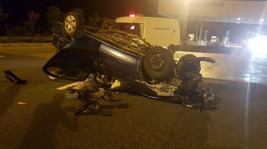 Gişelere Hızlı Giren Otomobil, Takla Attı: 2 Yaralı