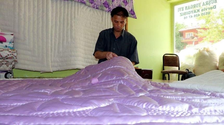 &Ccedil;ırak Bulamadığı İ&ccedil;in Mesleğini Oğluna &Ouml;ğretiyor