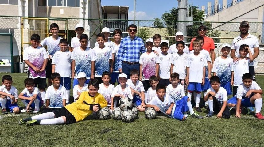 Başkan Çelik Minik Futbolcuları Ziyaret Etti