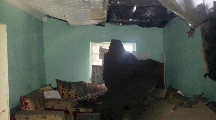 Asırlık &Ccedil;ınar Evin &Uuml;zerine Devrildi